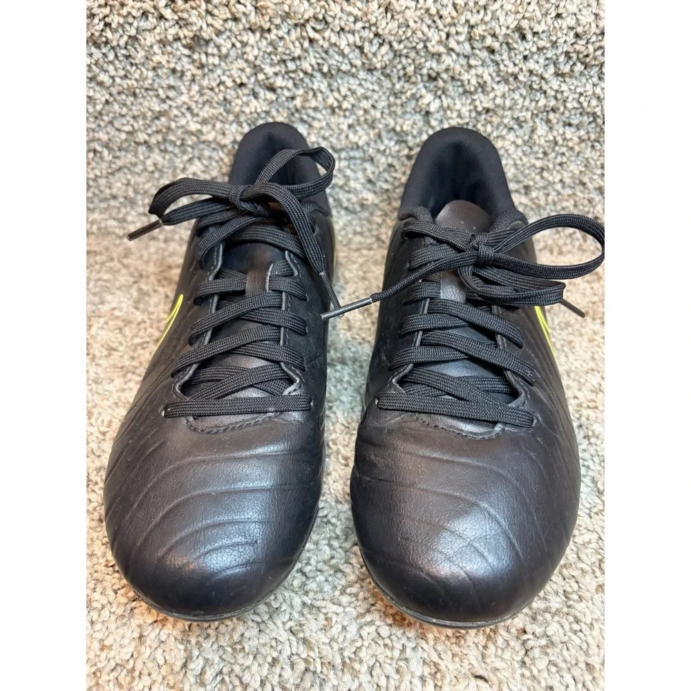 Nike Jr. Tiempo Legend 10 Club firm ground soccer cleats 5Y black new cond